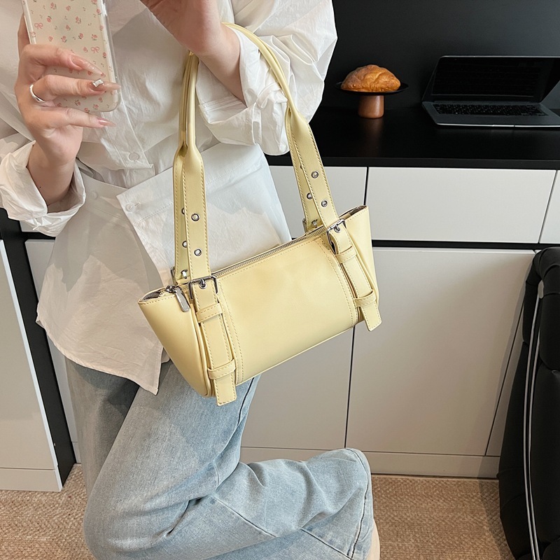 New women's large capacity fashionable spring and summer style light luxury niche design shoulder bag solid color retro simple style designer arm