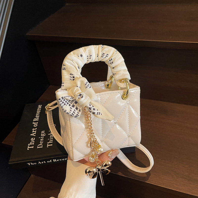 New high-end niche handbag for spring and summer fashionable one shoulder cross shoulder women's fashion designer bag diamond grid shoulder bag c