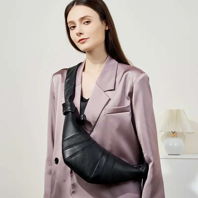 Croissant niche texture croissant dumpling buns, crossbody chest bags, Maillard fashionable and retro women's bags