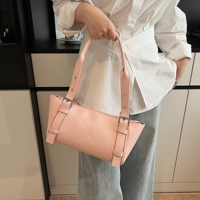 New women's large capacity fashionable spring and summer style light luxury niche design shoulder bag solid color retro simple style designer arm