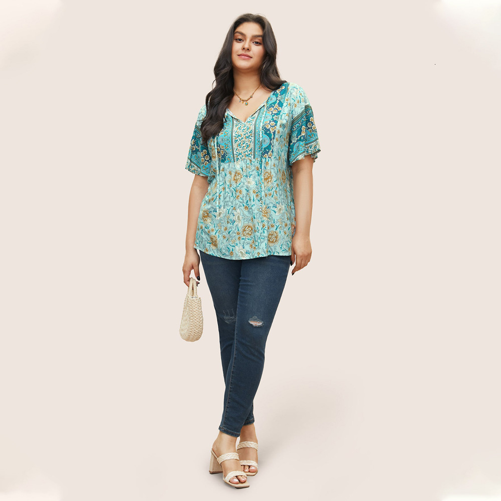Large Size Womens Bohemian Floral T-shirt Design with a Niche Temperament Short Sleeved Top