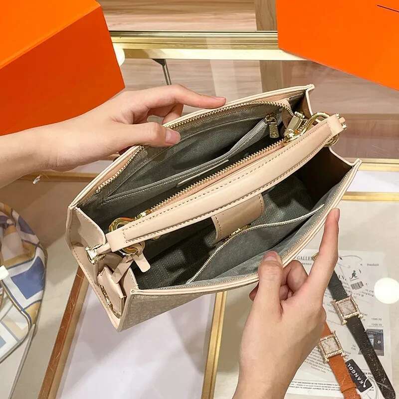 New Women's Handbag Vintage Fashionable Elegant Commuting Large Capacity Light Single Shoulder Bag