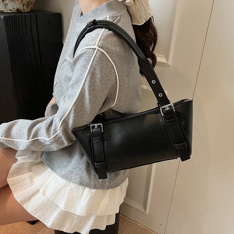 New women's large capacity fashionable spring and summer style light luxury niche design shoulder bag solid color retro simple style designer arm