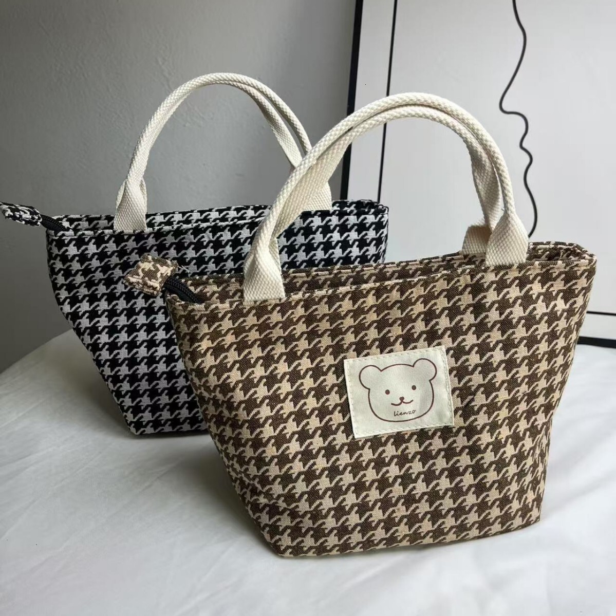 2025S Designer New Commuter Women Handbag Work Small Carrying Rice Box Bento Outdoor Fashion Versatile Simple Miscellaneous Armband Bag