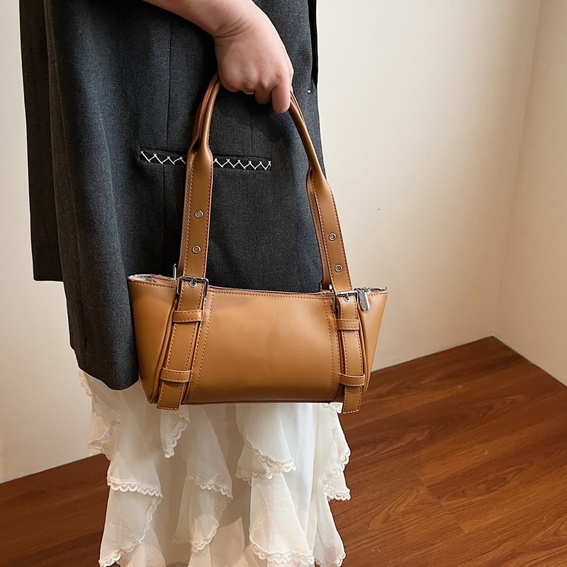 New women's large capacity fashionable spring and summer style light luxury niche design shoulder bag solid color retro simple style designer arm