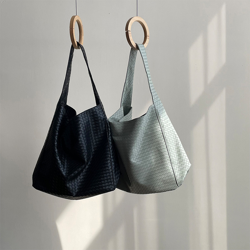 2025S designer Korean high-end woven armpit tote women spring large capacity commuting shoulder bag