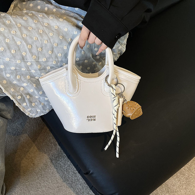 French style niche hand-held bucket for women 2025 new live streaming trend, fashionable and high-end single shoulder crossbody bag
