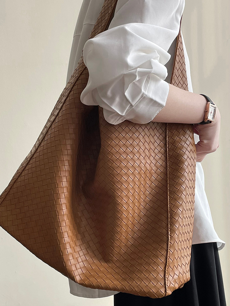 2025S designer Korean high-end woven armpit tote women spring large capacity commuting shoulder bag