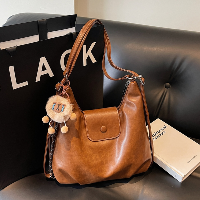 New Spring and Summer Single Shoulder Underarm High End Large Capacity Backpack New Outdoor Travel Backpack Versatile Solid Color Commuter Bag Retro T