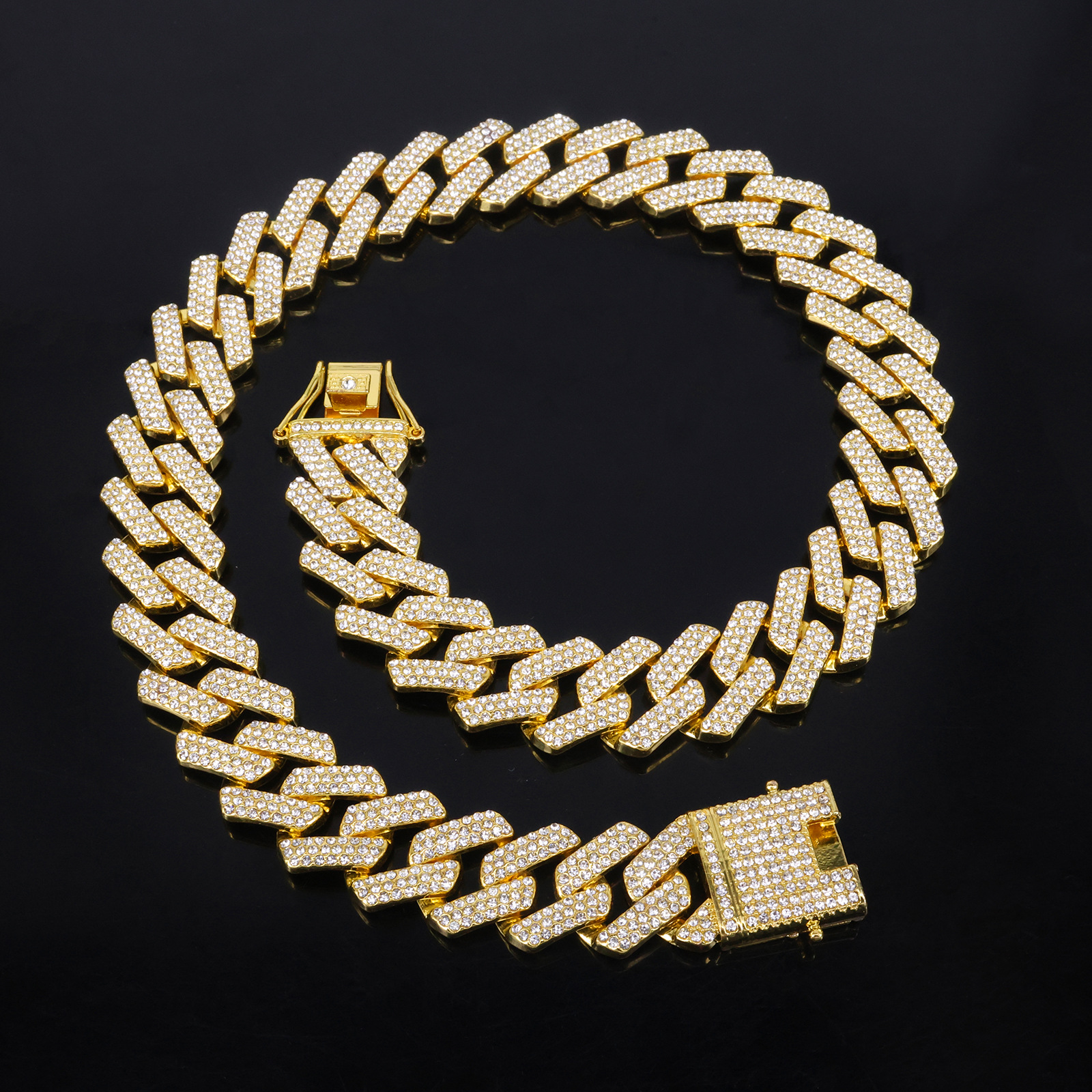 Trendy Thicc Neckwear: Eye-Catching Multi-Stone Pendant Necklace by Popular Demand