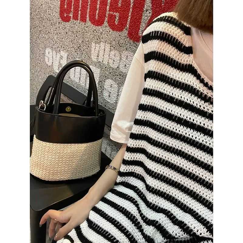 New Versatile Summer Large Capacity Straw Woven Bag and Korean Niche Holiday Womens Bag Single Shoulder Crossbody Fenghong