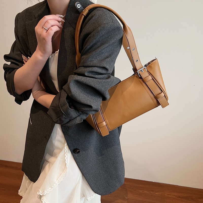 New women's large capacity fashionable spring and summer style light luxury niche design shoulder bag solid color retro simple style designer arm