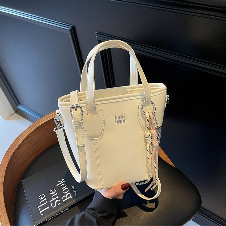 2025 Women's Letter Shoulder Bag Designer Elegant And Simple Handheld Bucket Bag New Fashionable Soft Leather Crossbody Bag Workplace Zipper Comm