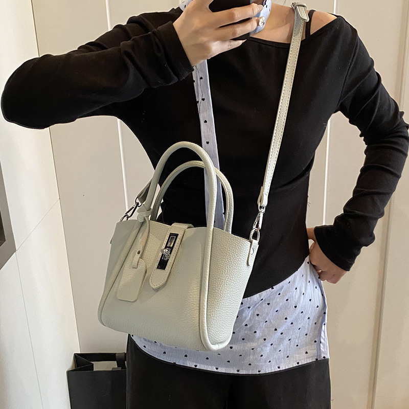 Luxury Brand High Quality New Style New women's with high-end texture, light luxury, fashion, niche trend, versatile, hand-held single shoulder b