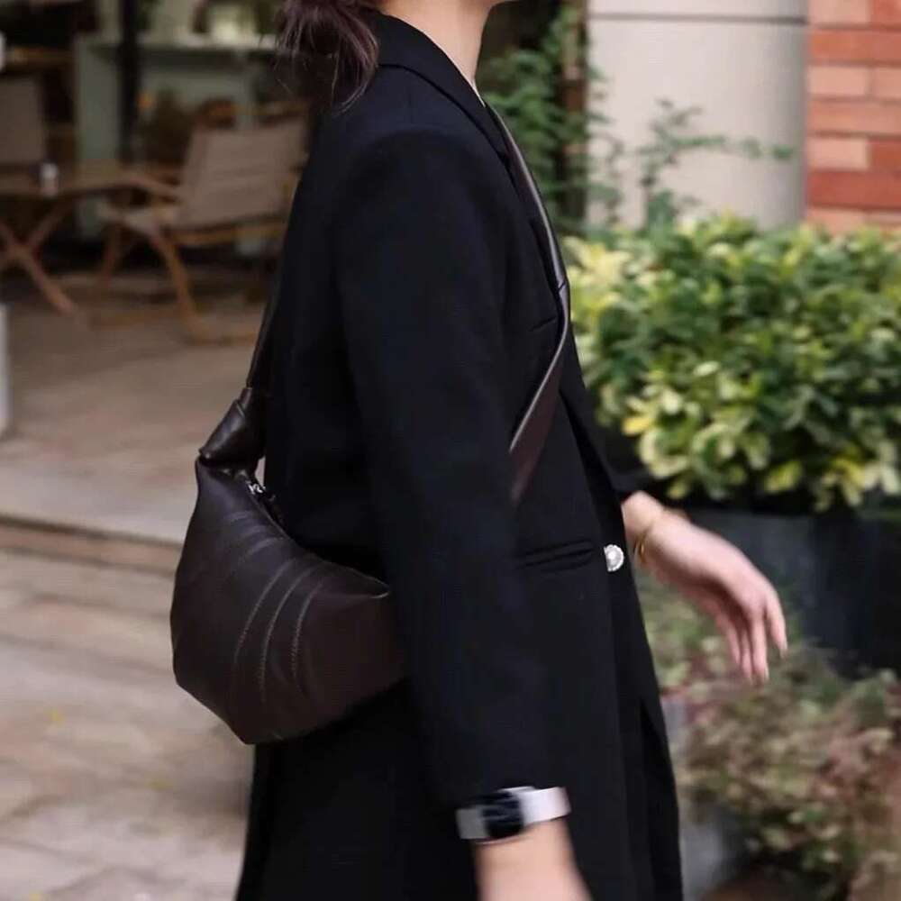 Croissant niche texture croissant dumpling buns, crossbody chest bags, Maillard fashionable and retro women's bags