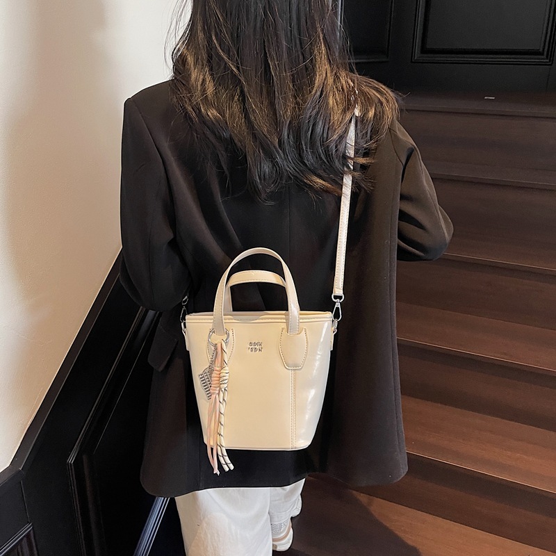 2025 Women's Letter Shoulder Bag Designer Elegant And Simple Handheld Bucket Bag New Fashionable Soft Leather Crossbody Bag Workplace Zipper Comm