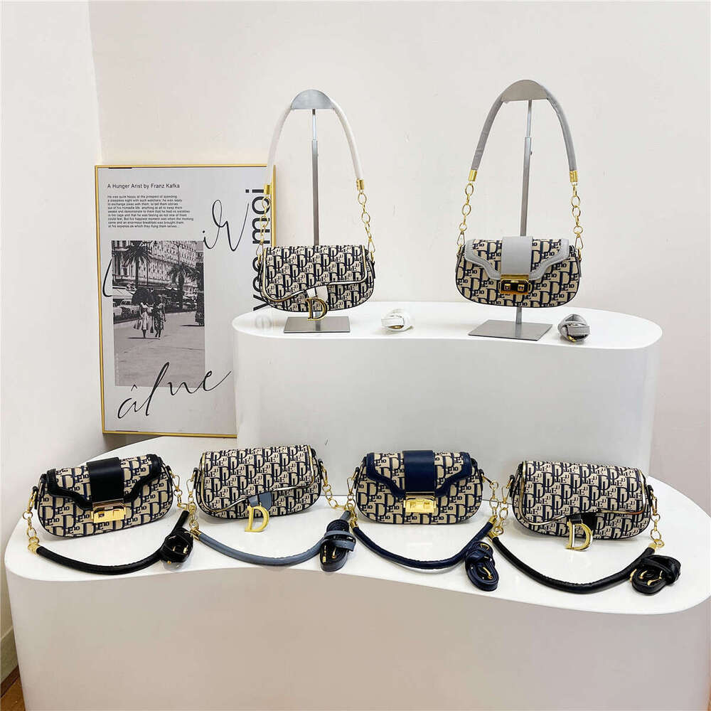 D Family Saddle Women's 2024 New Underarm Trendy Crossbody Handheld Embroidered Bag, Small Bag
