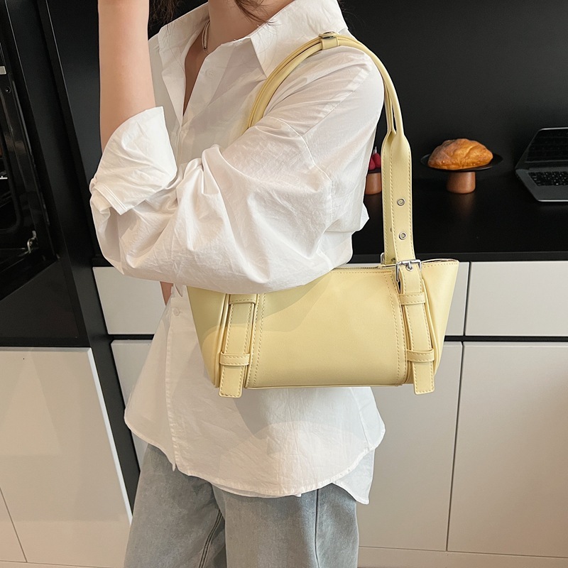 New women's large capacity fashionable spring and summer style light luxury niche design shoulder bag solid color retro simple style designer arm