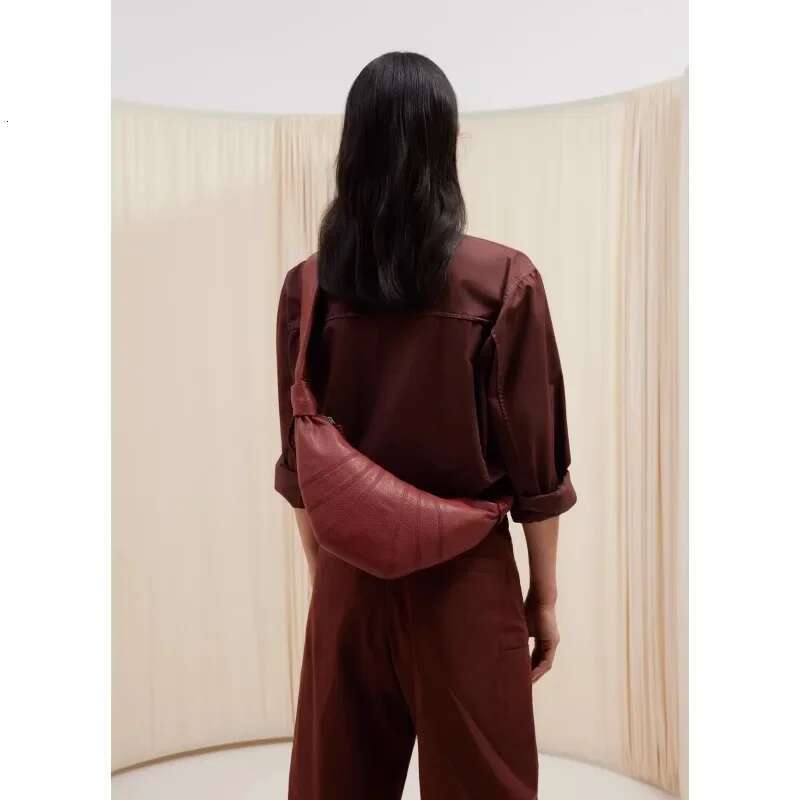 Croissant niche texture croissant dumpling buns, crossbody chest bags, Maillard fashionable and retro women's bags