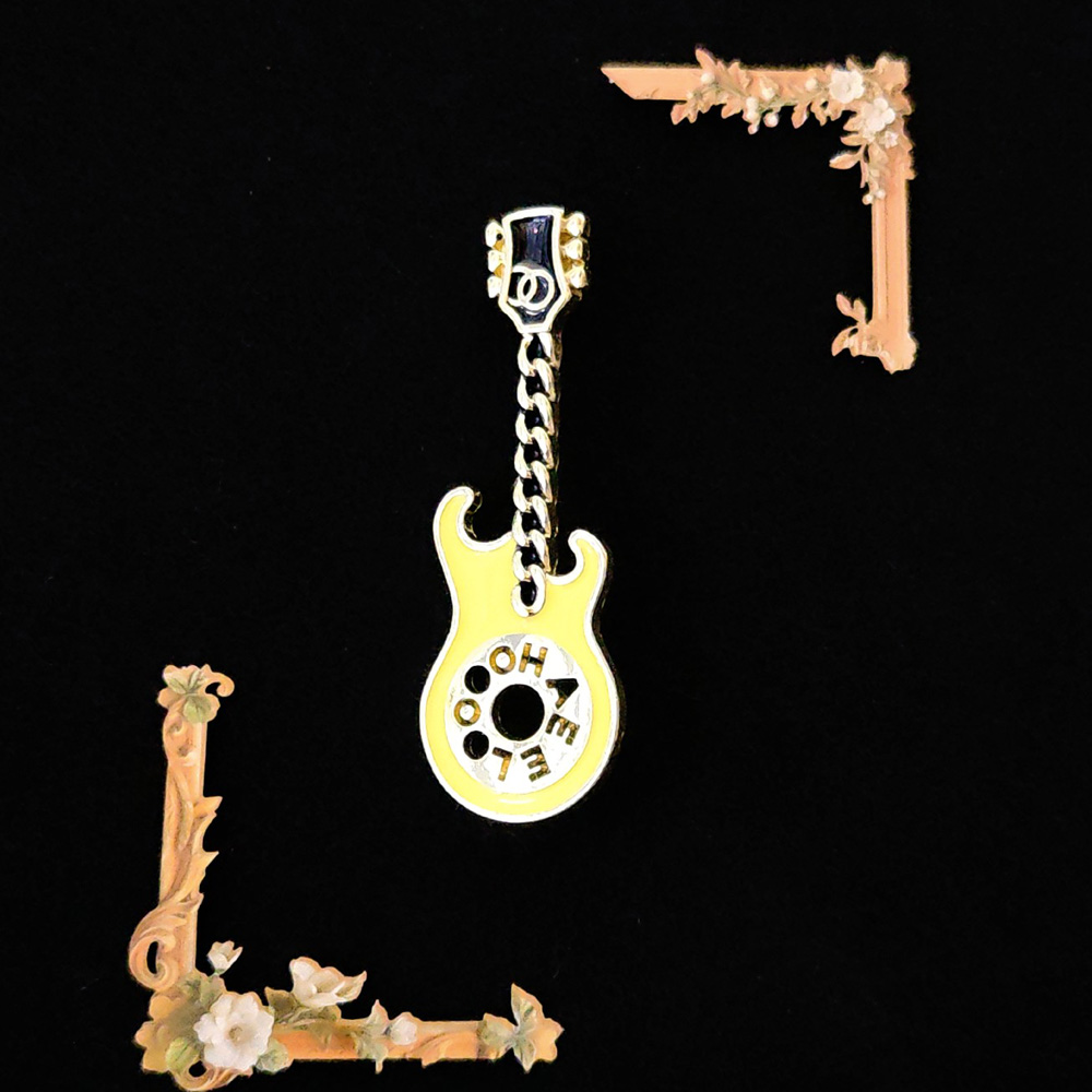 Letter Pins Brooch Guitar-shape Luxury Designer Women Small Sweet Wind Brooches Pearl Suit Pin Jewelry Clothing Decoration High-Quality Accessories