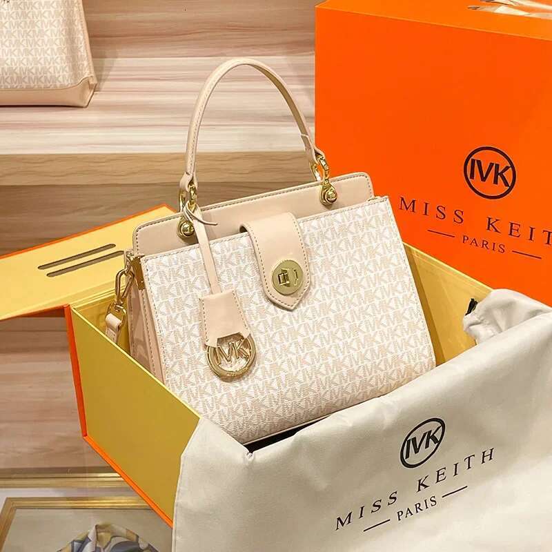 New Women's Handbag Vintage Fashionable Elegant Commuting Large Capacity Light Single Shoulder Bag