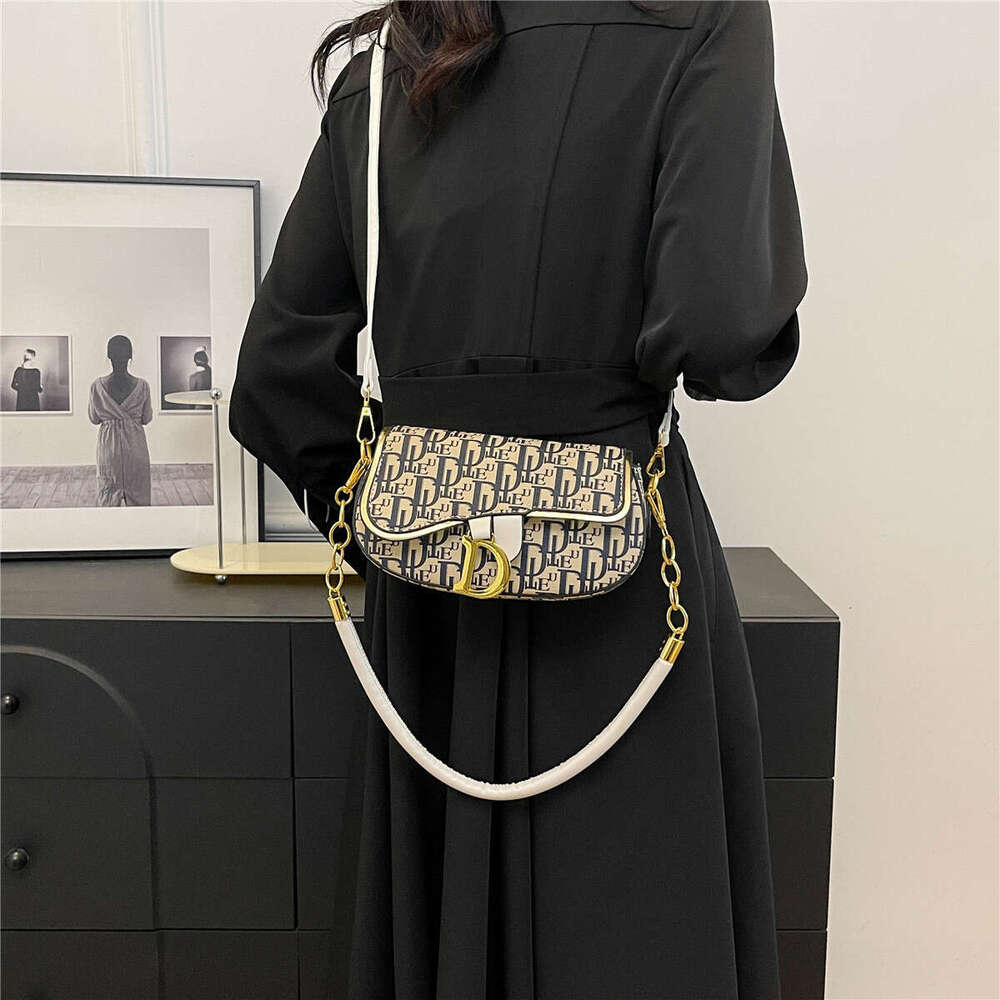 D Family Saddle Women's 2024 New Underarm Trendy Crossbody Handheld Embroidered Bag, Small Bag