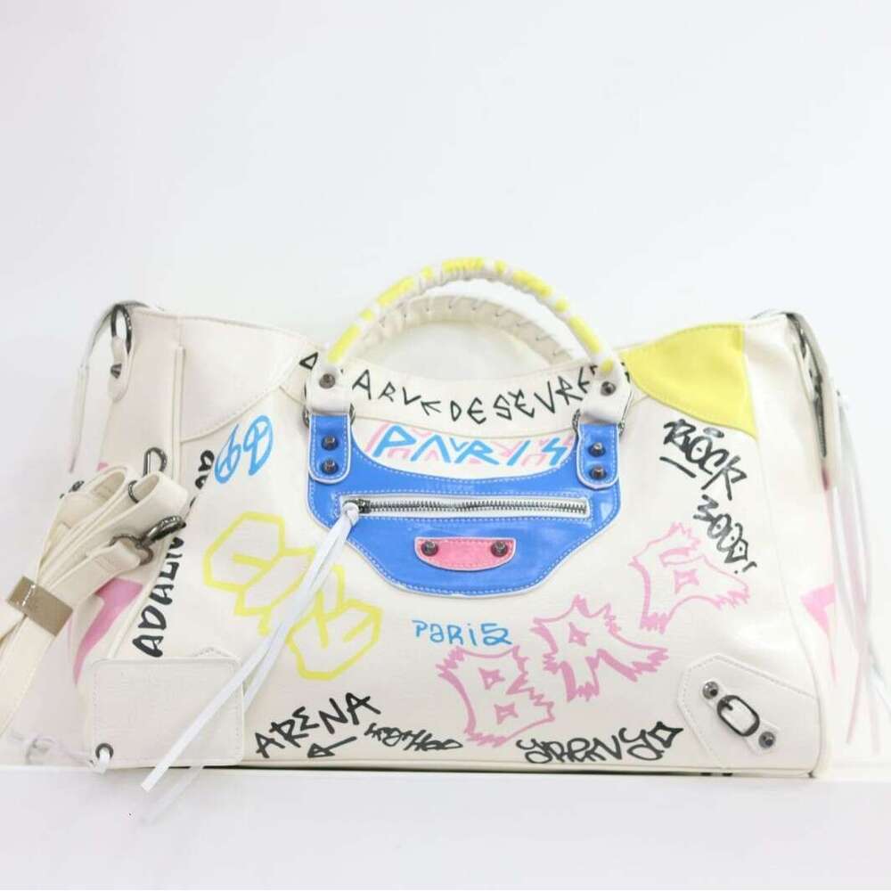 new graffiti with oversized shopping bag