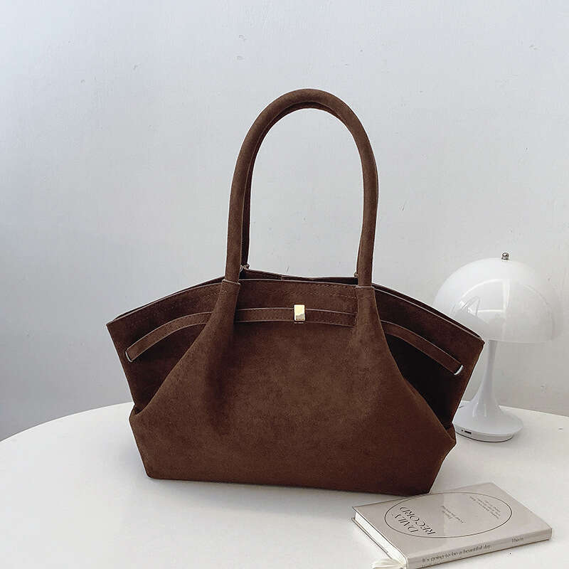 Design sense, large capacity, niche, high aesthetic handheld tote for women suede pleated underarm dumpling bag 2025 new style, unique and elegant tem