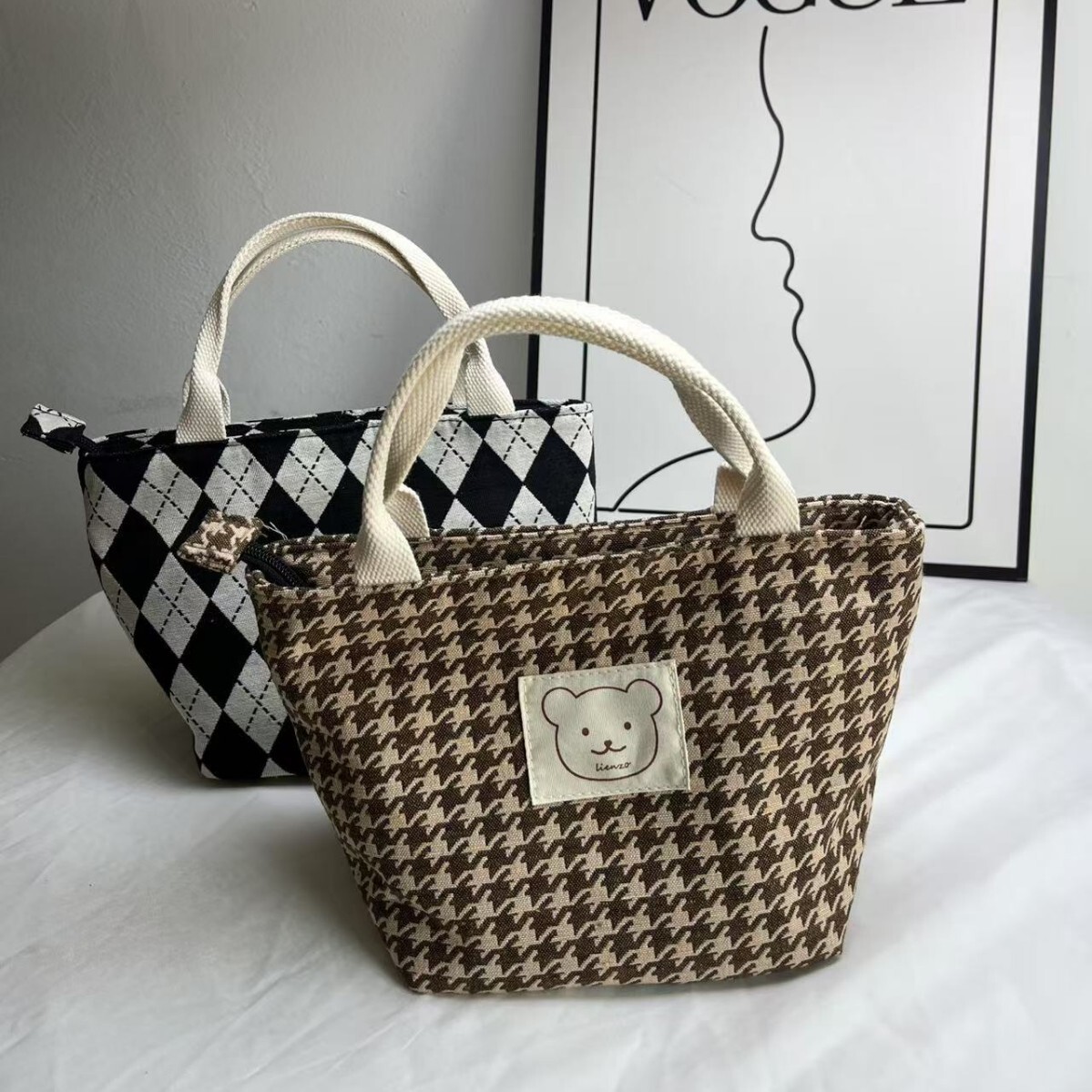2025S Designer New Commuter Women Handbag Work Small Carrying Rice Box Bento Outdoor Fashion Versatile Simple Miscellaneous Armband Bag