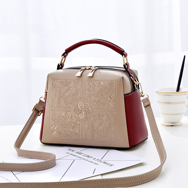 A new fashionable embroidered one-shoulder crossbody pillow bag for women carrying small bags in Boston 2025s hot