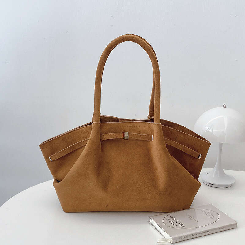 Design sense, large capacity, niche, high aesthetic handheld tote for women suede pleated underarm dumpling bag 2025 new style, unique and elegant tem