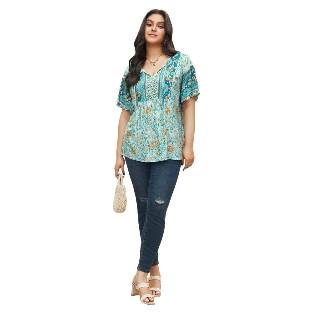 Large Size Womens Bohemian Floral T-shirt Design with a Niche Temperament Short Sleeved Top