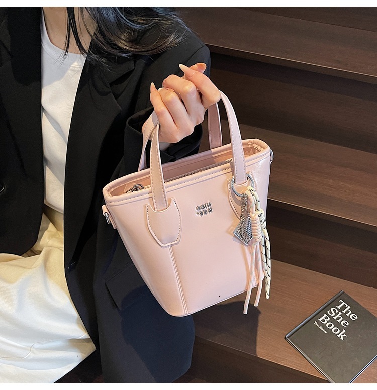 2025 Women's Letter Shoulder Bag Designer Elegant And Simple Handheld Bucket Bag New Fashionable Soft Leather Crossbody Bag Workplace Zipper Comm