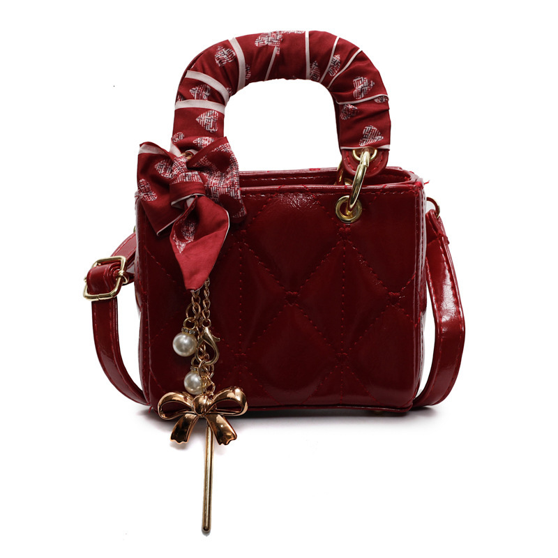 New high-end niche handbag for spring and summer fashionable one shoulder cross shoulder women's fashion designer bag diamond grid shoulder bag c