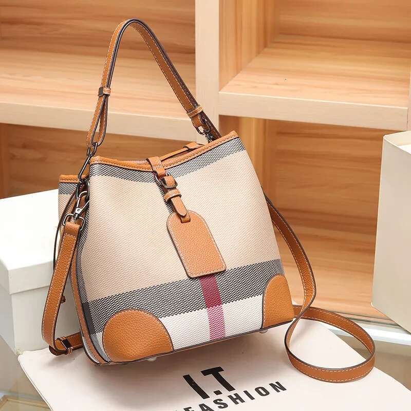 High-end Feel Women's Bucket New Large Capacity Single Shoulder Slant Crossbody Bag Versatile Light Plaid Trendy