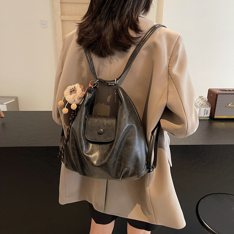 New Spring and Summer Single Shoulder Underarm High End Large Capacity Backpack New Outdoor Travel Backpack Versatile Solid Color Commuter Bag Retro T