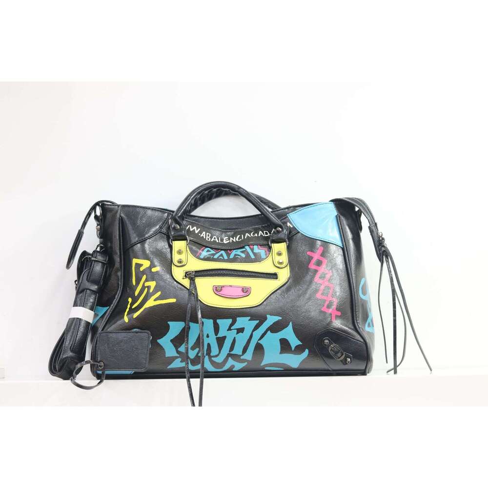 new graffiti with oversized shopping bag