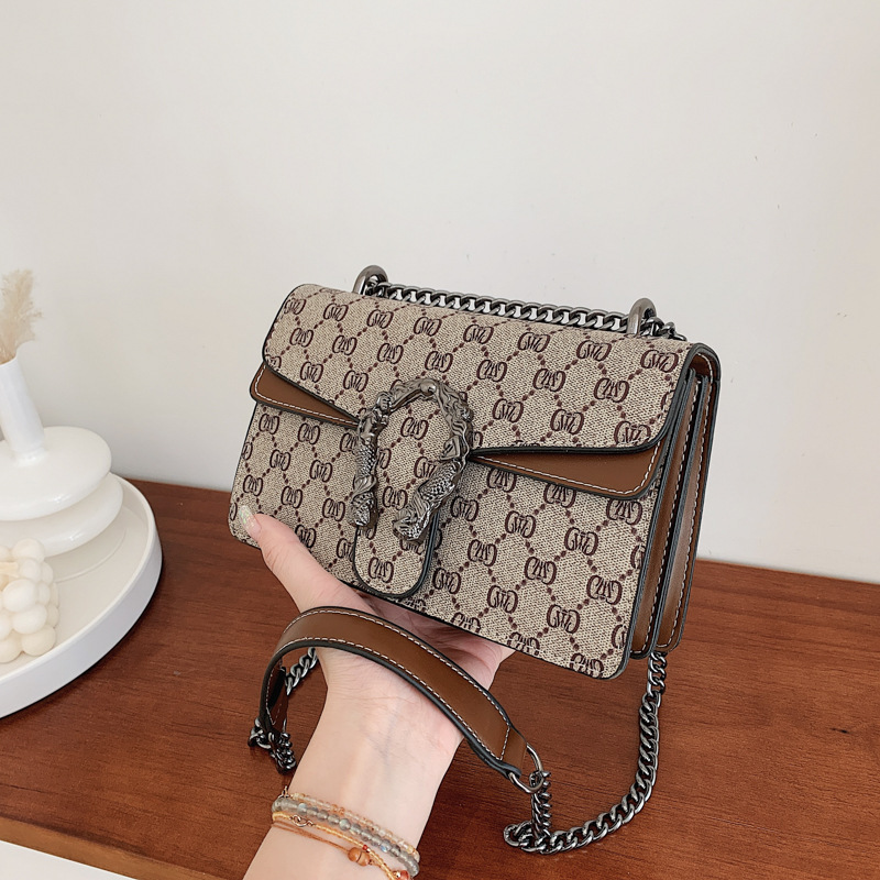 Free shipping. Designer's 2025 new cross-border trend retro printed chain bag, popular underarm bag, crossbody single-shoulder bag, small square 