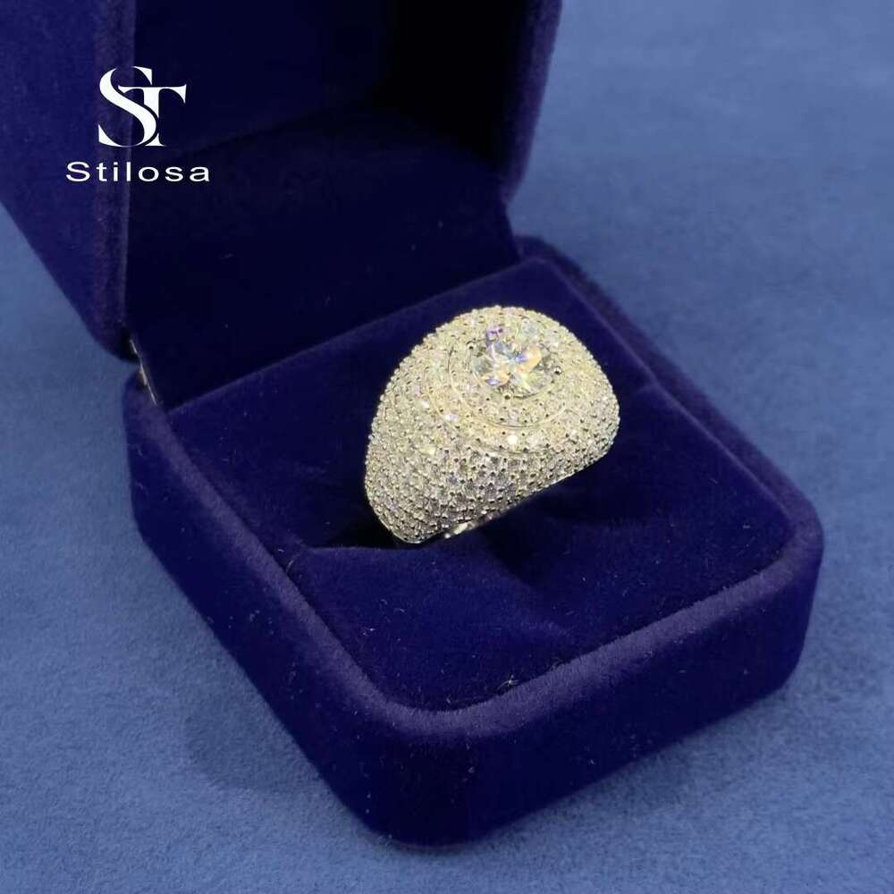 Fashion jewelry ring made of pure silver paired with VVS silica ice for hip-hop effect