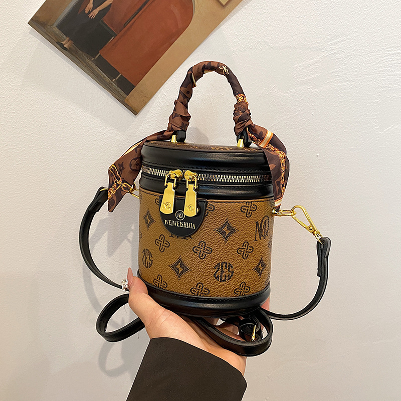 Cylinder bag 2025 new niche hand-held cylindrical bucket bag single-shouldered messenger old rice bucket bag