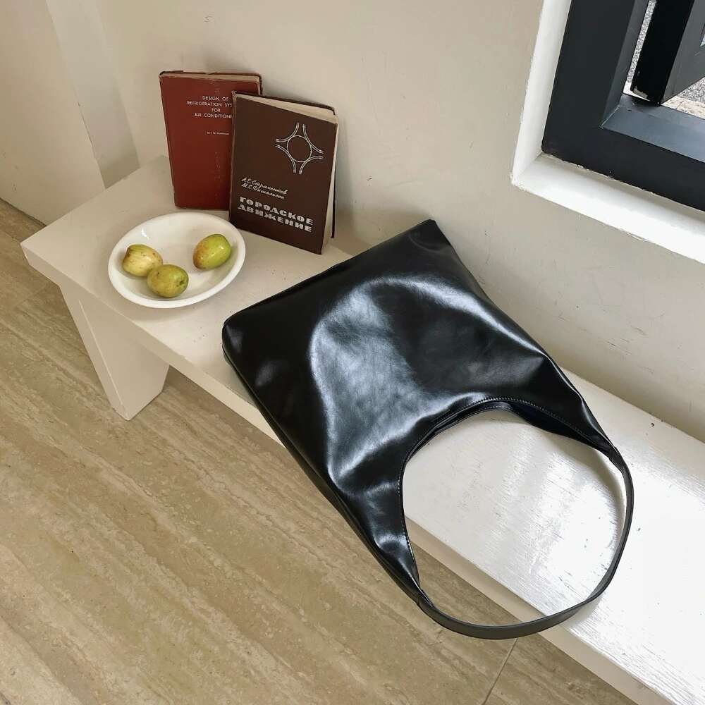 Motingsome Spring New Women Shoulder Bag Genuine Leather Oil Wax Skin Large Capacity Tote Underarm Bucket Purse 2025