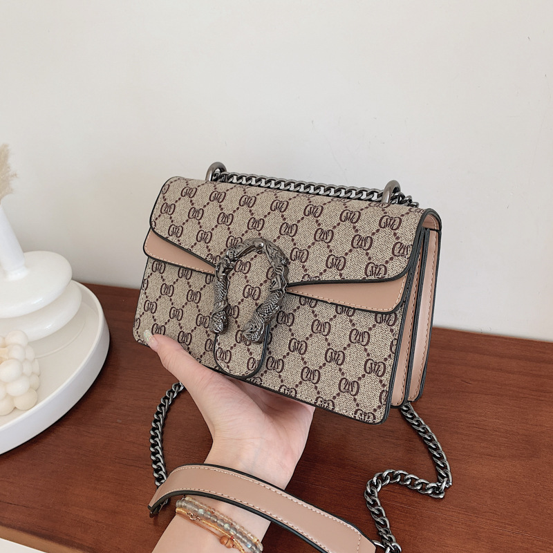 Free shipping. Designer's 2025 new cross-border trend retro printed chain bag, popular underarm bag, crossbody single-shoulder bag, small square 