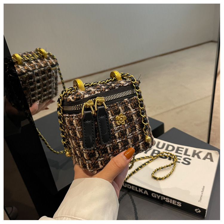 Xiaoxiangfeng woolen mini chain women 2022 new niche design box for autumn and winter versatile crossbody bag 1