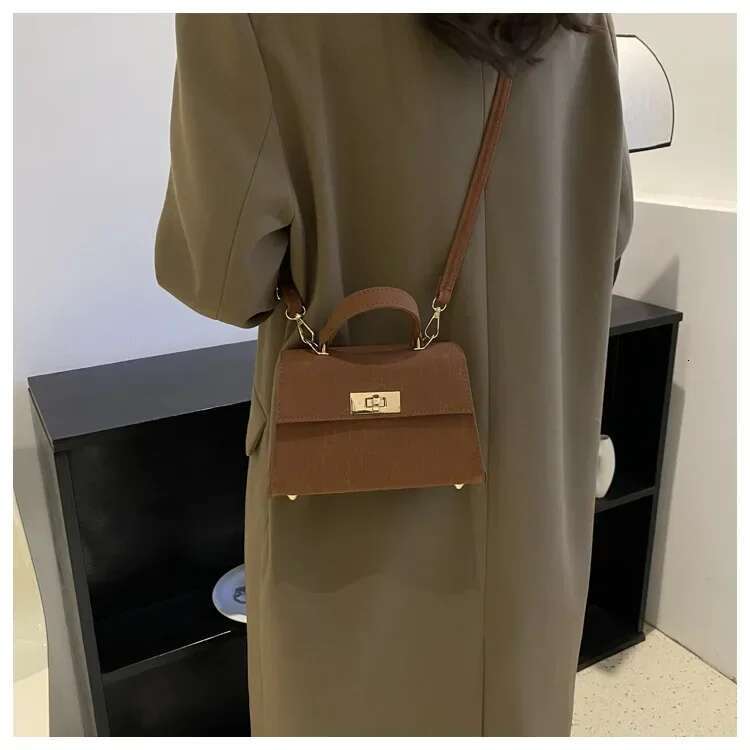 Free Shipping Women's Designer Handbag 2025 New Model Women's High-quality Dinner Dress Bag Commuting Fashion Korean Simple Shoulder Bag Wal