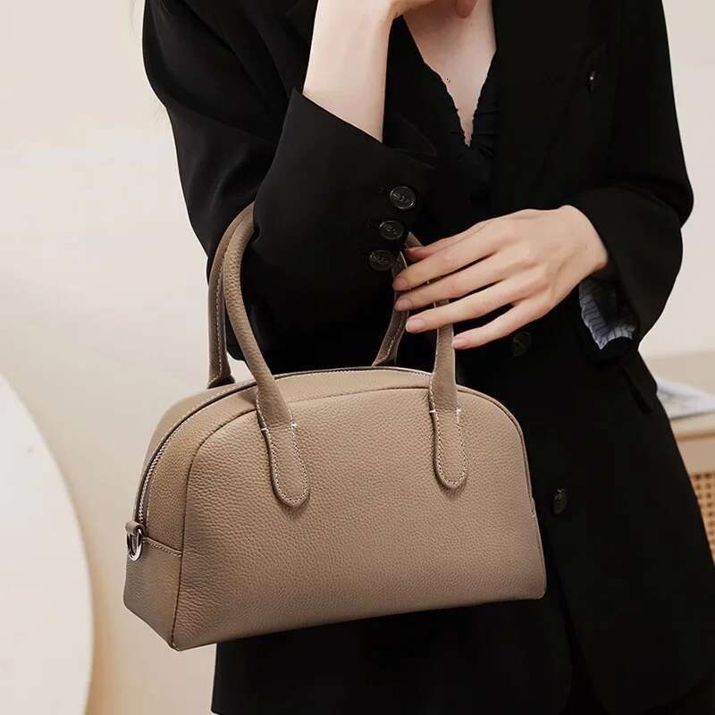 2024 New Commuter Niche Design Bowling Ball Head Layer Cowhide Boston Retro Carry-on Large Capacity Women's Bag