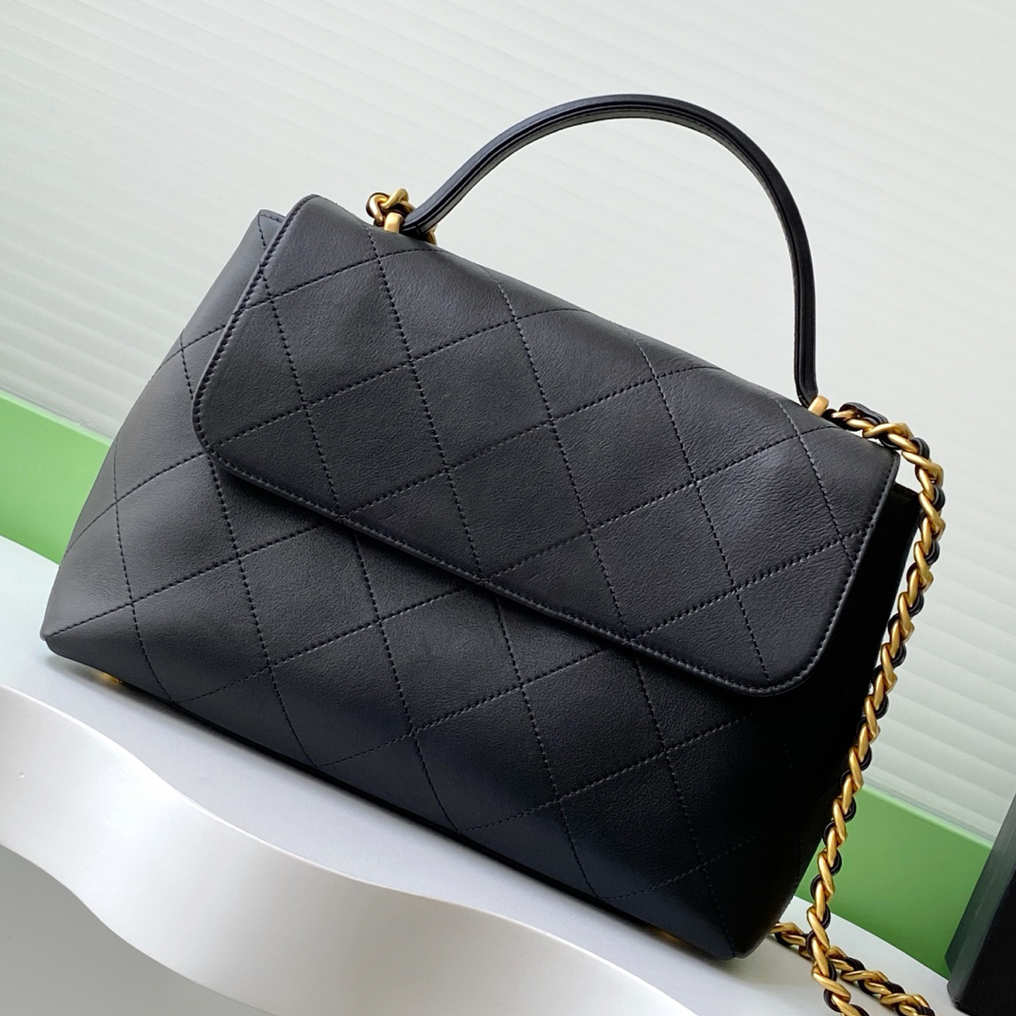 10A Luxury Artisan-Crafted Calfskin Briefcase, Vintage Academic Flap Bag with Versatile Carry (Hand/Shoulder/Crossbody), Timeless Office & Campus Elegance