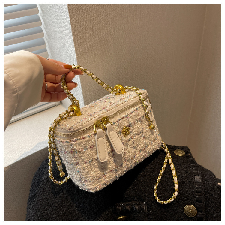 Xiaoxiangfeng woolen mini chain women 2022 new niche design box for autumn and winter versatile crossbody bag 1