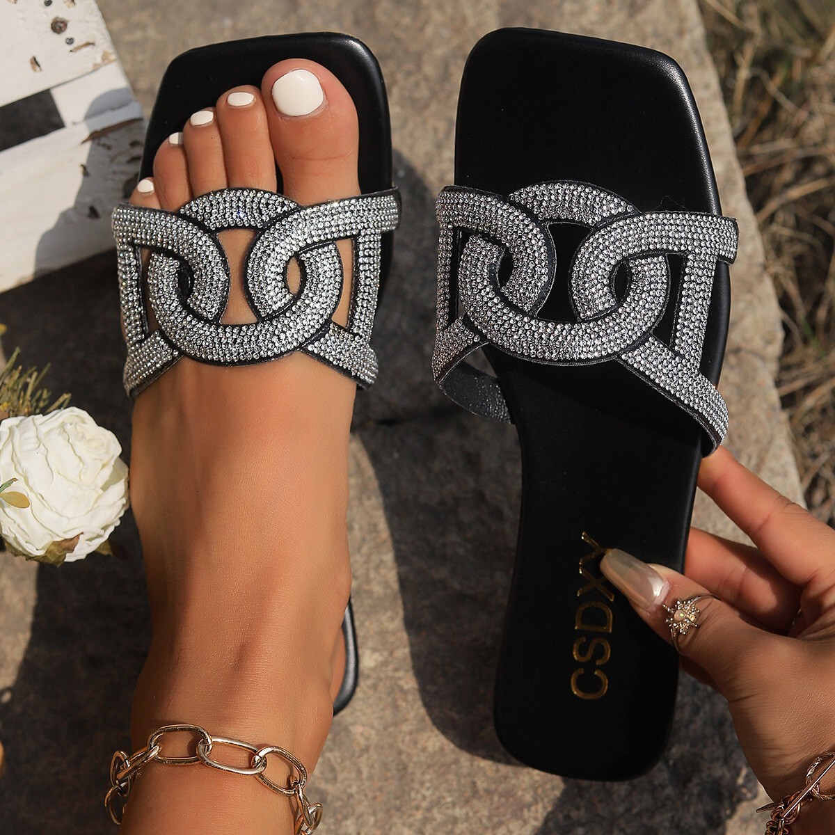 Chinese Square Headed Flip Flops Fashionable Letter Flat 2025 Minimalist Style Professional Outdoor Fashion Casual Beach Sandals