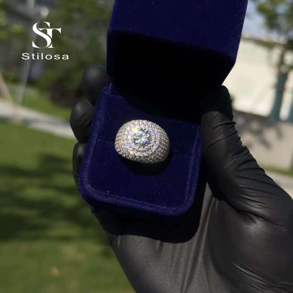 Fashion jewelry ring made of pure silver paired with VVS silica ice for hip-hop effect