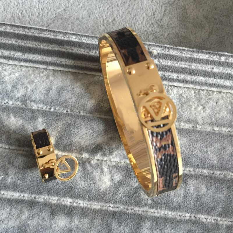 Women Luxury Designer Ring Bracelet Real Leather Old Flower V Letter Titanium Steel Couple Rings Fashion Set